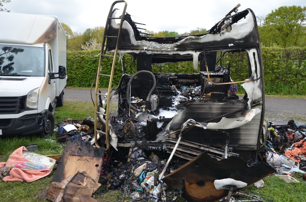 Wohnmobil ausgebrannt Koeln Porz Linder Mauspfad P040.JPG - Miklos Laubert